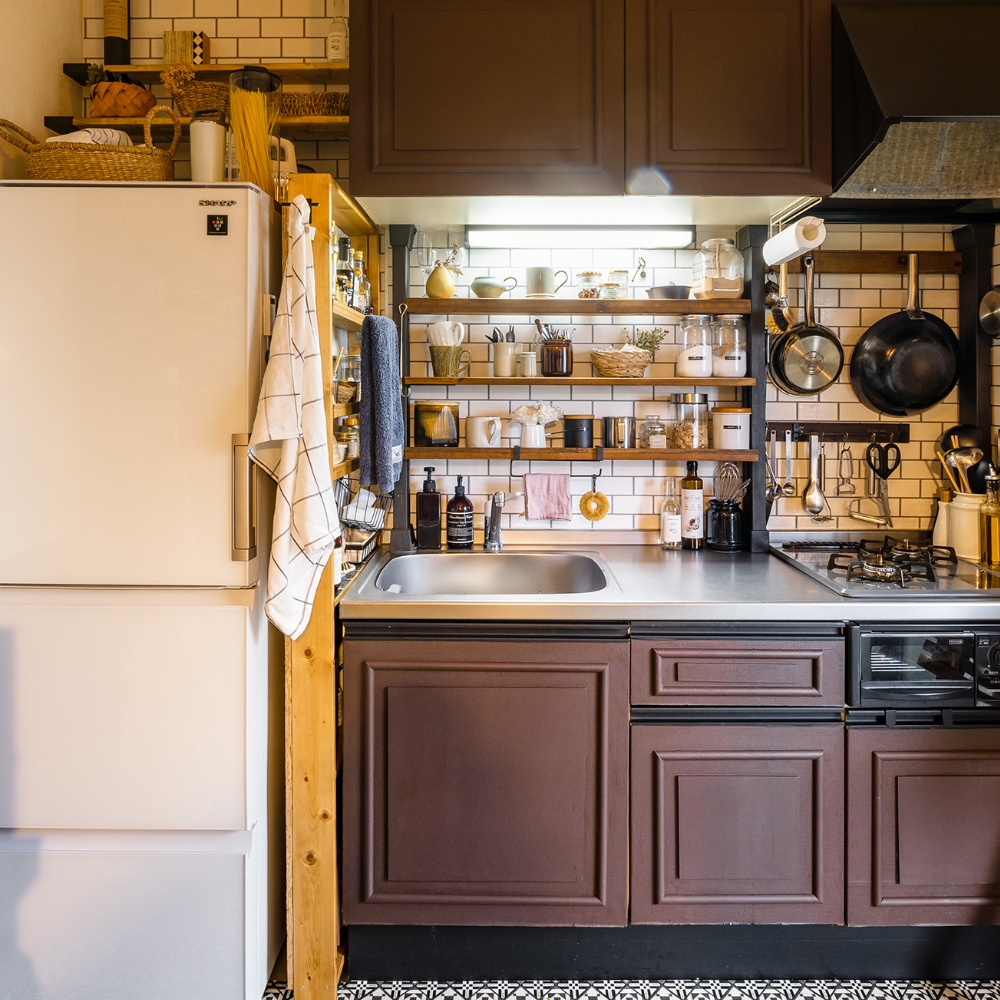 キッチンの扉は壁紙を貼り、その上からペンキで茶色に塗り替え、床はキッチン部分だけクッションフロアを貼った。