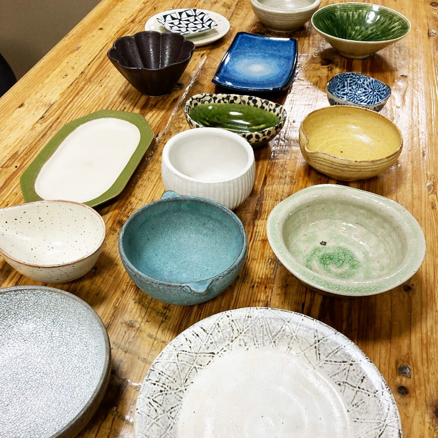 「食器が大好き！」でつい集めてしまうため、引き出しには色とりどりの器が。今は和食器に惹かれ、産地の陶器市に行くことも。