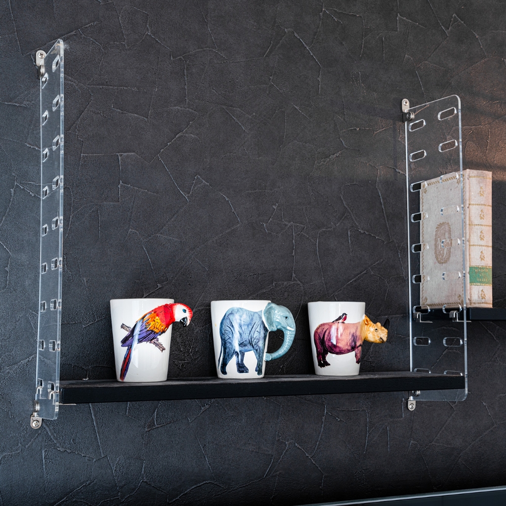 スウェーデンのデザイナーのモダンなストリングシェルフに、ドイツの存在感のある動物マグカップを。黒バックで引き立ちます。