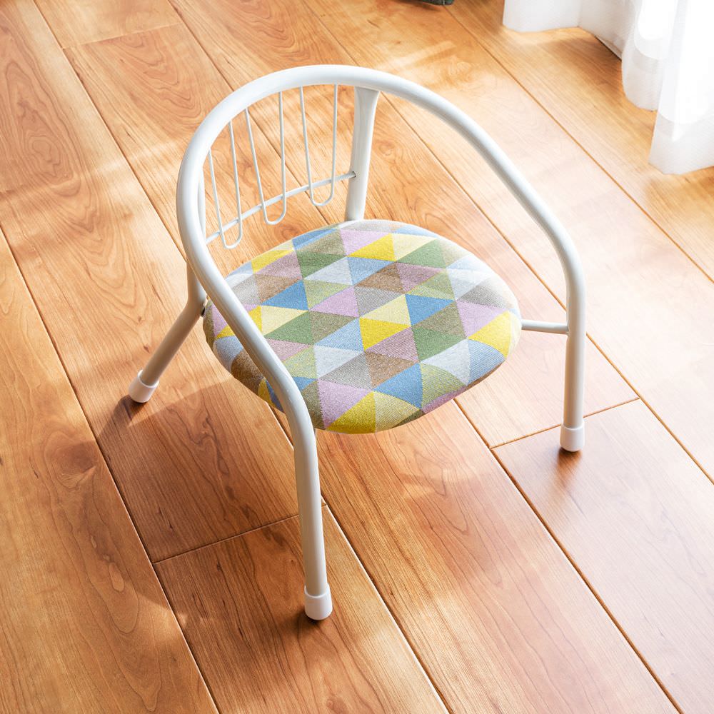 Sさん制作の豆椅子。フレームと座面は選べ、こちらは白いフレームに優しい北欧カラーの布を合わせました。