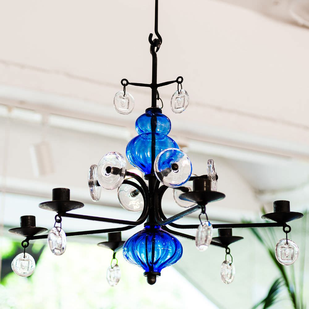 手作りガラスの質感が魅力のスウェーデンの作家、エリック・ホグランのシャンデリア。本来はロウソクを灯す照明器具として作られていますが、夏は天井から吊るして青と透明のガラスの涼感を取り入れるオブジェとして活用。