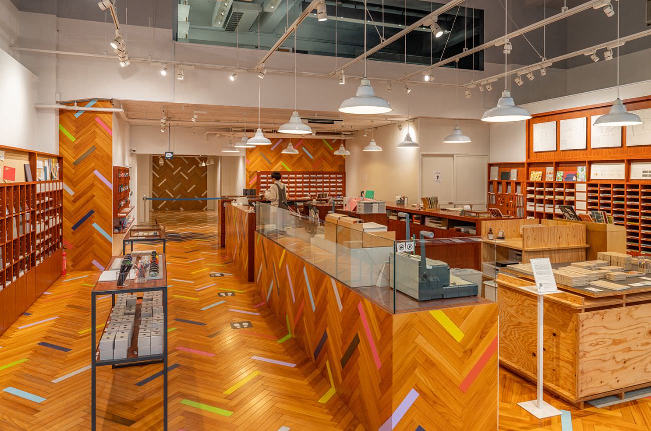 カキモリの店内。ヘリンボーン柄の床が目を引く