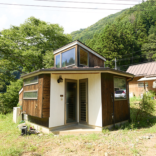 タイニーハウスで小さな暮らしを体験。山梨県小菅村の魅力は？