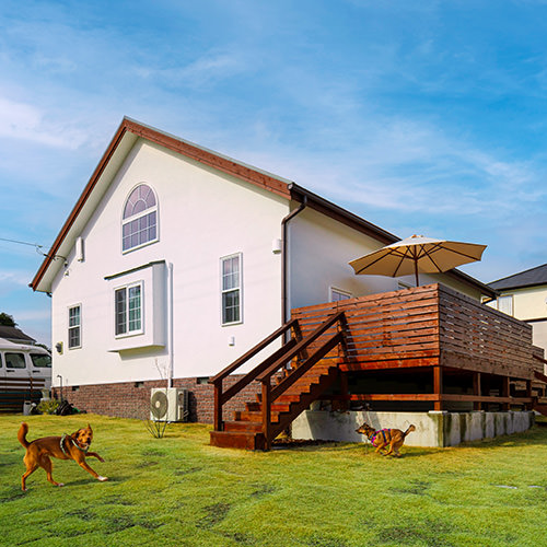 キャンピングカーで旅して見つけた、愛犬と「日常の幸せ」を紡ぐ平屋