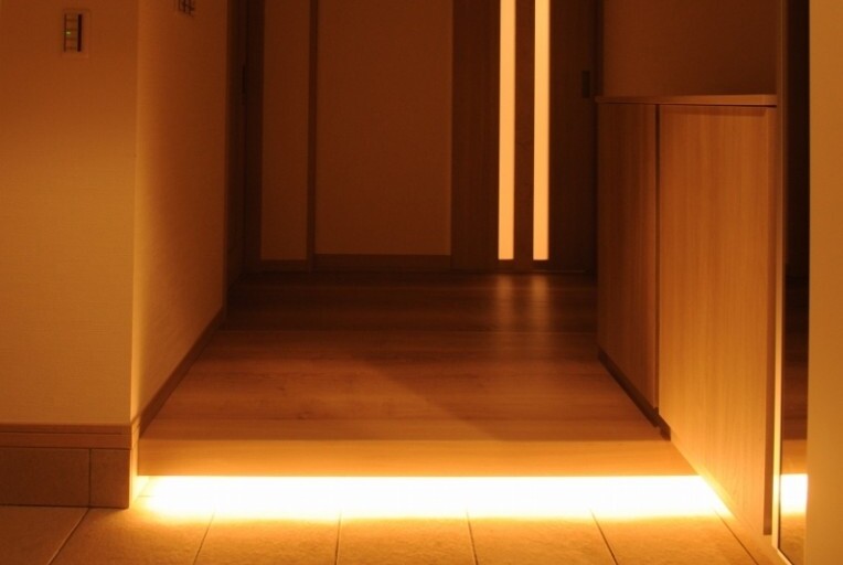 玄関の人感センサー付き照明は、人をリラックスさせる電球色を使用。