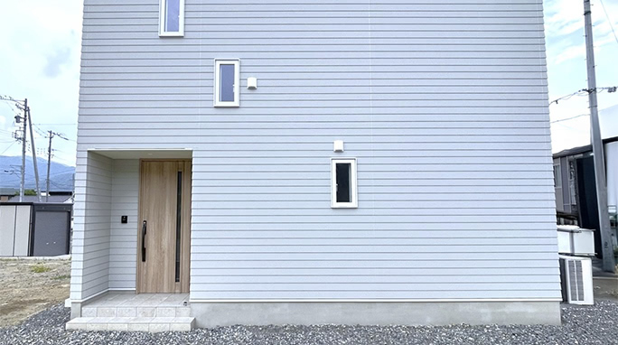 高品質なのに低価格を実現したコンパクトスマイルの外観。