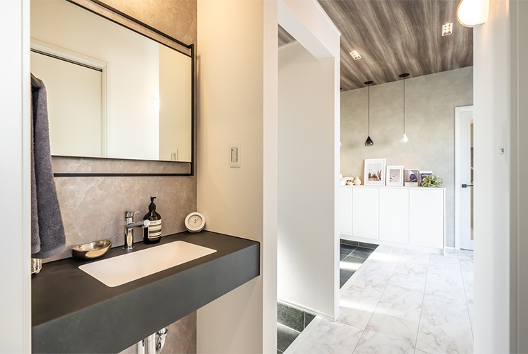 玄関を入ってすぐの場所に洗面スペースを設置。手洗いの習慣が身につく。