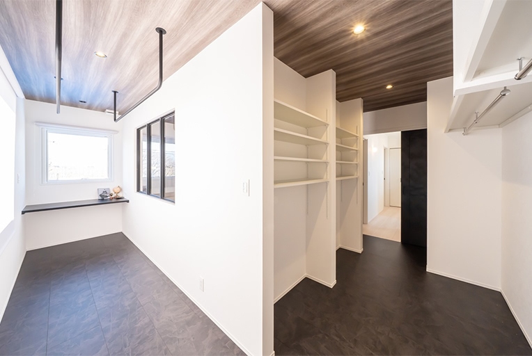 主寝室の奥にあるランドリースペースと大容量のWIC。家事を楽にする工夫がいっぱい。