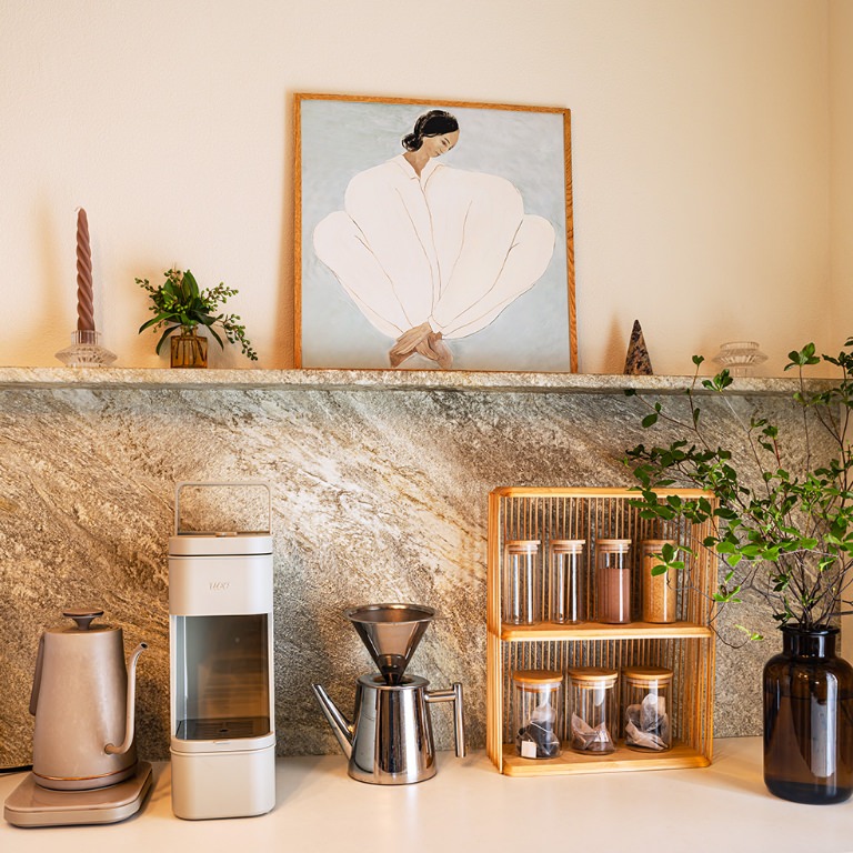 アート 作品 発泡スチロール で 作った グレー の テーブル インテリア