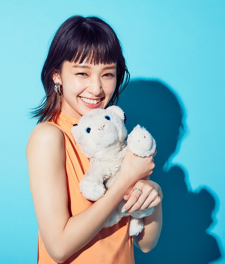 あの人が語る、眠る前の愛用品｜剛力彩芽｜［マドリーム］2021年5月号