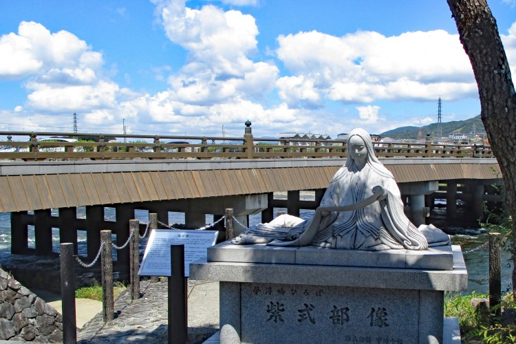 宇治橋のたもとに設けられた『源氏物語』の作者・紫式部の像