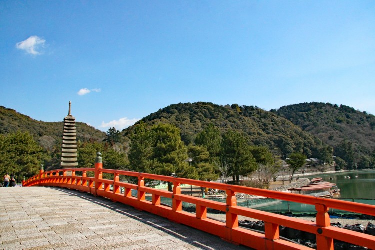 宇治川の中州・宇治公園にかかる喜撰橋。「浮島十三重石塔」は存する日本最大の最古の石塔で街のシンボル的存材
