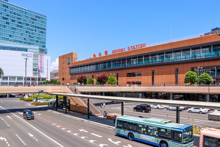 JR仙台駅の茶色い駅舎前にタクシープールやバスプールがある