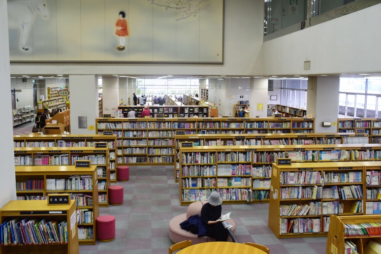 写真提供：川西市
蔵書豊富。読書スペースもゆったりとした川西市立中央図書館