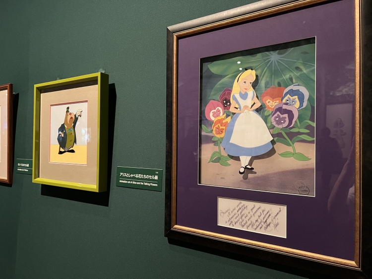 展覧会の様子
左から「せいうちのセル画」、「アリスとしゃべる花たちのセル画」　1951年　ブライアン・シブリー＆デイヴィッド・ウィークス・コレクション蔵

