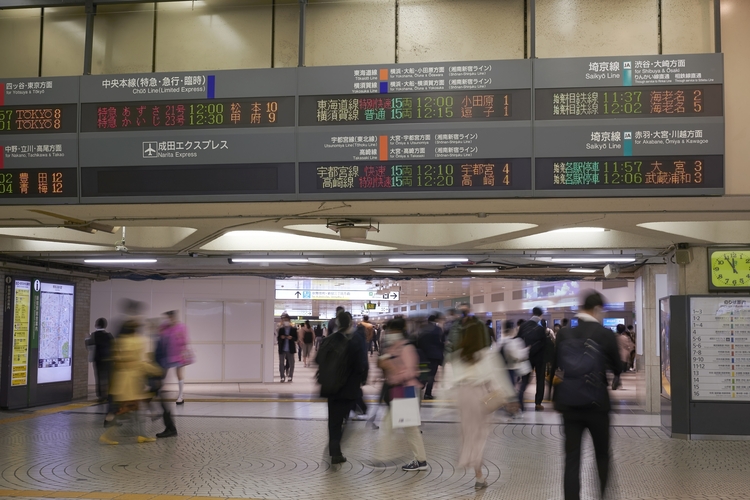 新宿駅の電光掲示板。多くの路線の発車時刻が表示されている