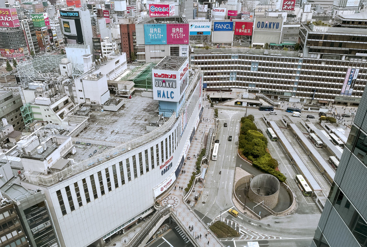 新宿駅西口。小田急百貨店は2022年に閉店、2029年にオフィスを備えた高層ビルが完成予定