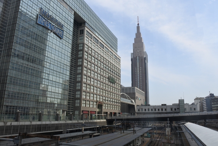新宿駅南口。タカシマヤタイムズスクエアやNTTドコモ代々木ビル（ドコモタワー）は渋谷区にある