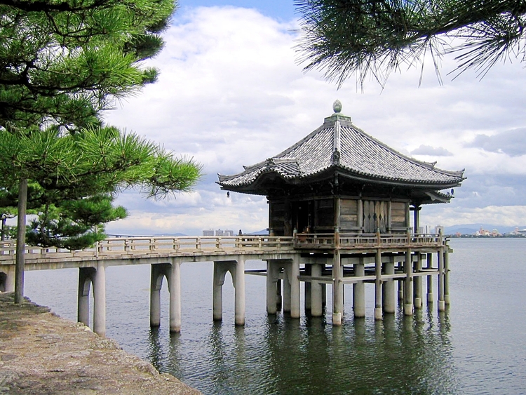 湖上のお堂が絶景として知られる浮御堂
