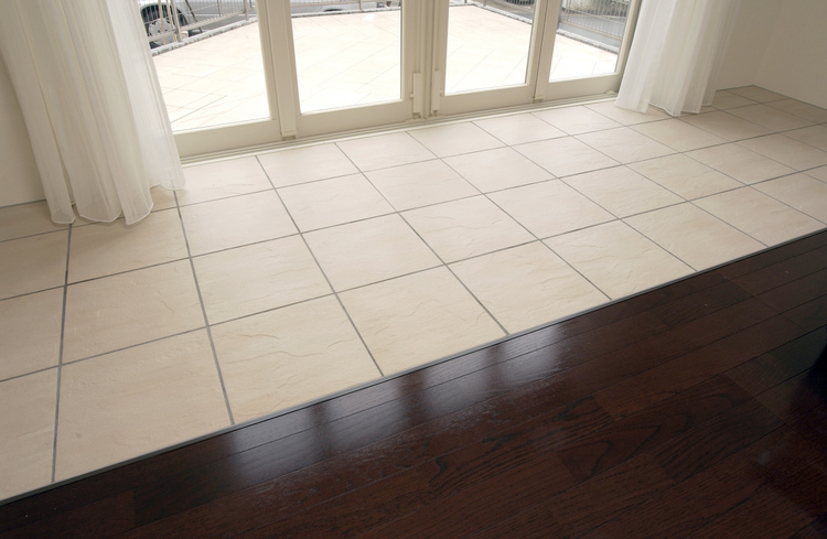 床材を変えるだけで場が分けられ、便利度が増す