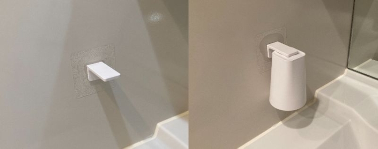 壁面にホルダーを貼り付けたところ（写真左）、ホルダーにコップをくっつけたところ（写真右）