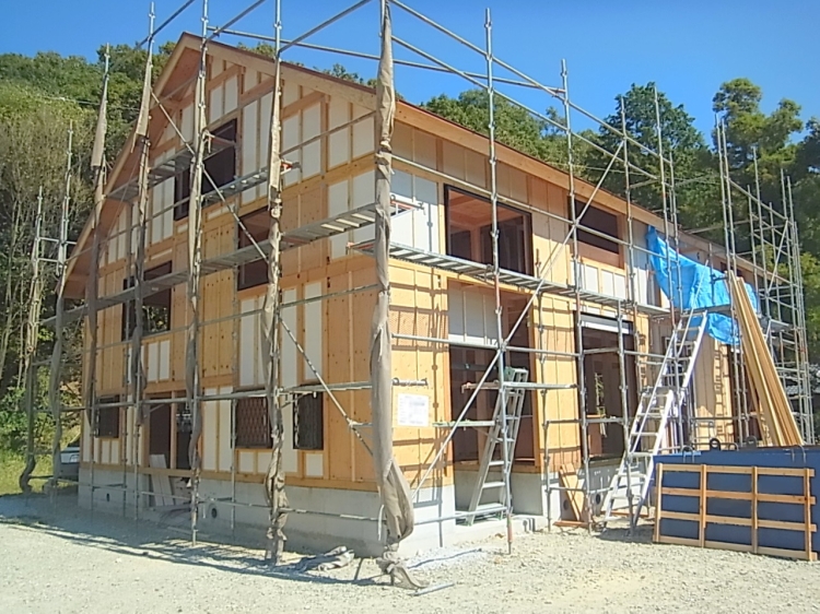 木造の家の建築現場