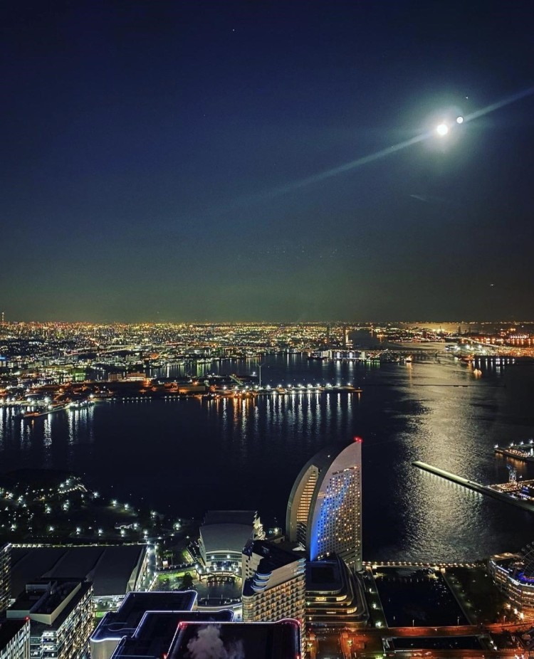 横浜ランドマークタワーの展望フロア「スカイガーデン」から見える夜景
画像提供：株式会社エクスポート