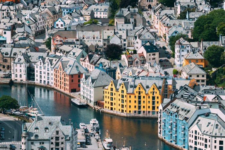 さまざまな窓の建物が並ぶノルウェーの街