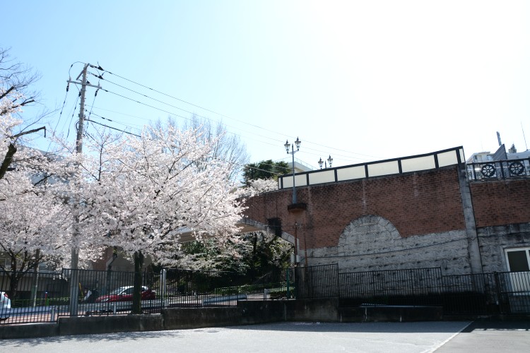 赤羽緑道パークブリッジ。右側に見える欄干には車輪のデザインが施されています
画像提供：東京都北区