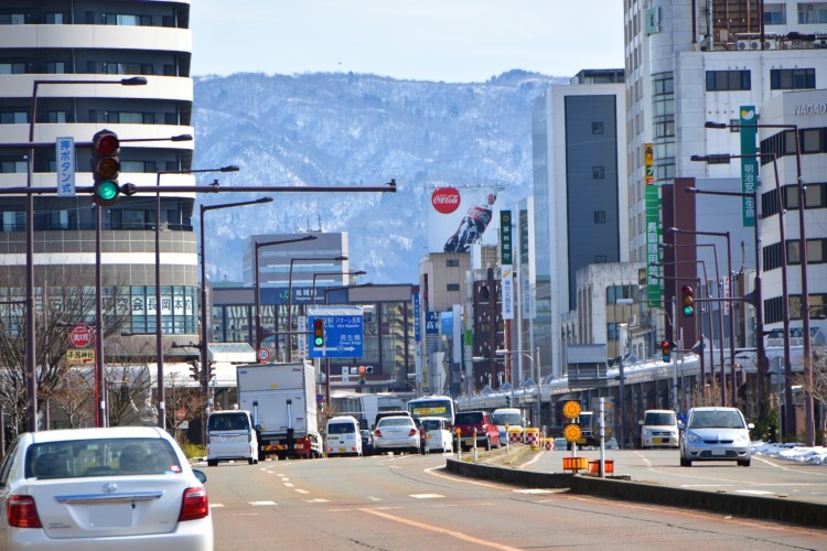 大手通りから見た長岡駅。遠くには長岡の山が見える