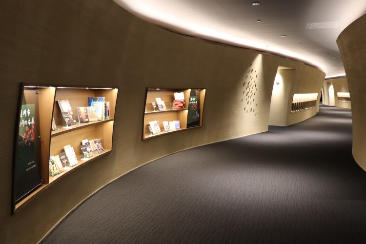 歩くだけでも楽しい移動空間「KAWA」
写真提供：寝屋川市立中央図書館