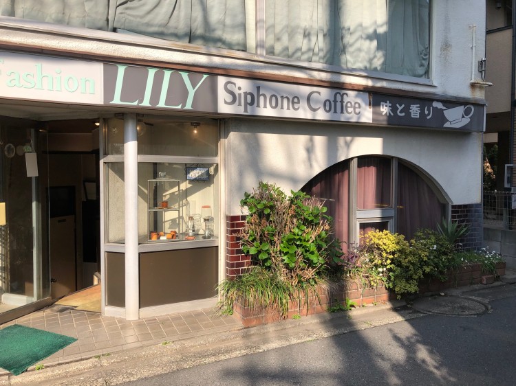 入口のショーケースにはサイフォンやコーヒーカップが陳列。お店は石神井公園駅南口から徒歩約5分の場所にあります
