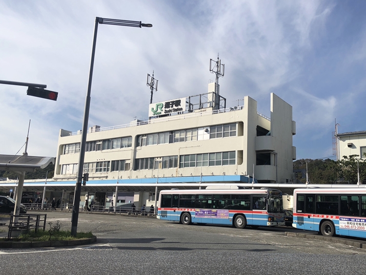 ▲JR逗子駅。駅前には葉山や横須賀方面へアクセスできるバスロータリーがある