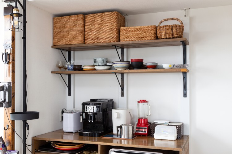 キッチンの壁面を利用してジャストサイズの収納スペースを確保