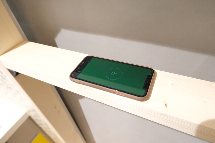 棚板が傾いていないかをチェックする際、スマートフォンの水平器アプリを使うと便利