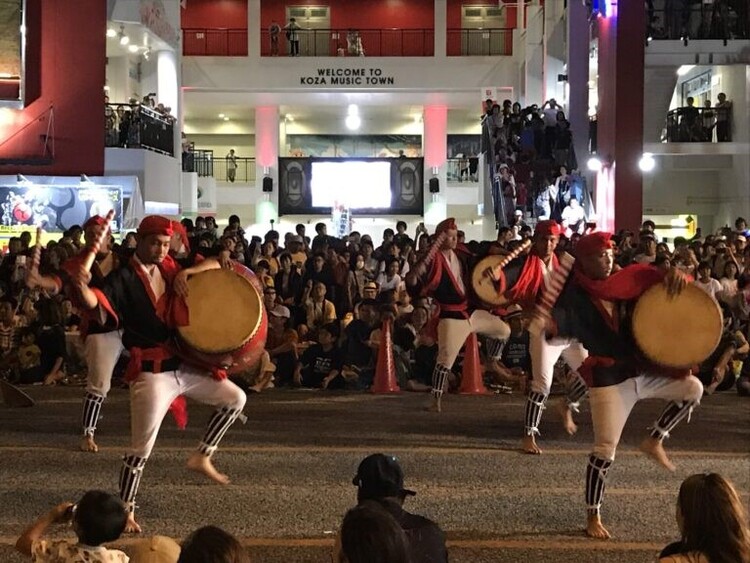沖縄では、夏になると町内会や自治会館などあらゆる場所から、エイサー祭りの太鼓の音が聞こえてくる