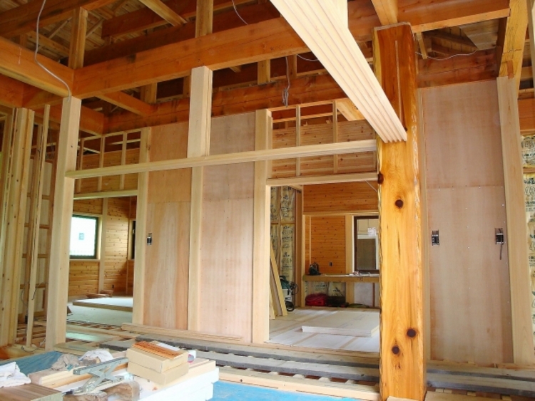 木造軸組工法の施工イメージ（柱や梁などの横架材で構成）