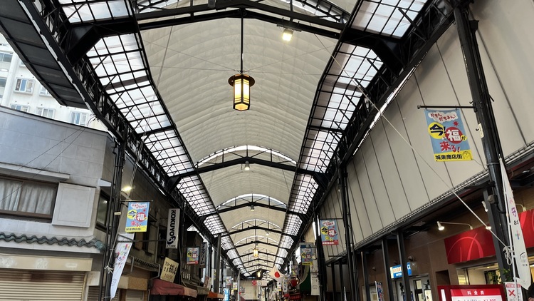 アーケードや照明も昭和レトロな「城東商店街」