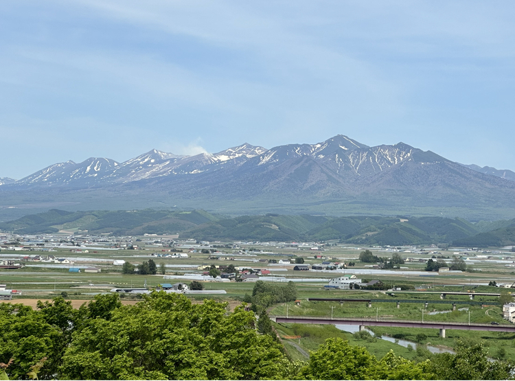 お気に入りスポット「ふらのワイン工場」から見た風景。旭岳の噴煙があがるのを見ながらいただくワインは格別