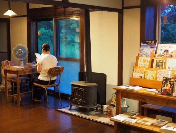 幕別町駒畠のパン屋「里のあかり」を間借りして、満月の夜だけ開く本屋をオープン