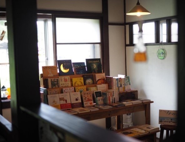 「月のあかりとかめ」と名づけた出店では、読み聞かせ活動をする「かめと絵本」のオーナーとコラボ。読み聞かせ会やワークショップも同時開催