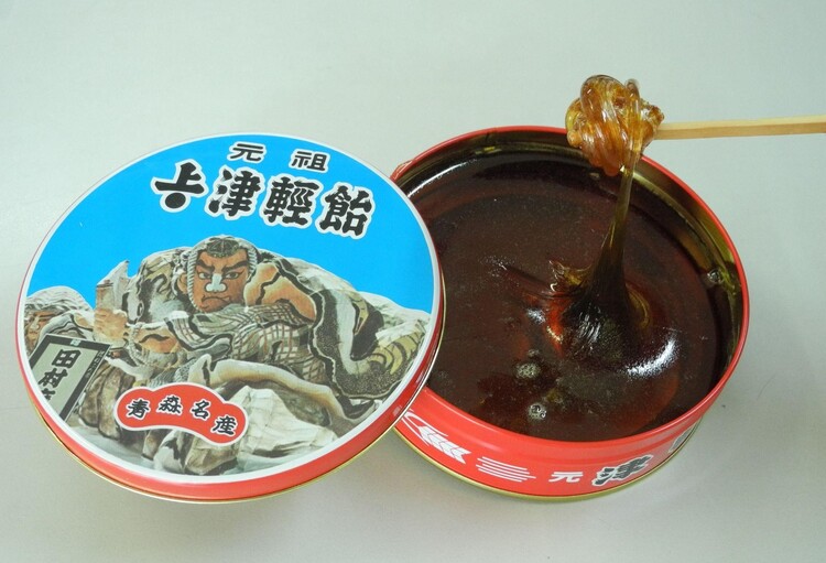 津軽飴の缶には、名人ねぶた師のねぶたが印刷されている
画像提供：有限会社 上ボシ武内製飴所