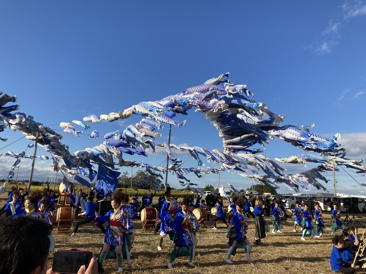 民間で行われている5月のイベント「青い鯉のぼりまつり」は「青い街」を象徴