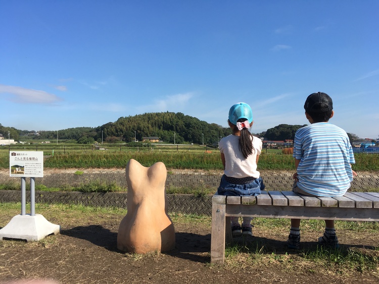 新見南吉記念館のすぐ横に流れる矢勝川から権現山を眺める子どもたち。左には代表作「ごんぎつね」の像が
