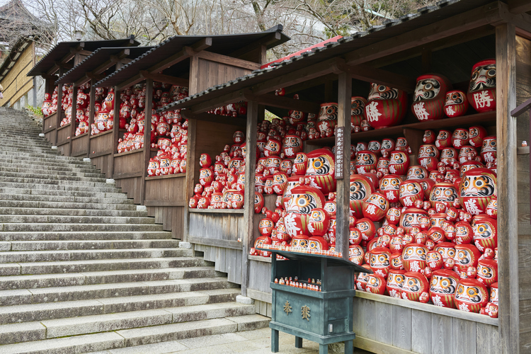 勝尾寺は「勝ちダルマ」の寺でもあり、地元の人は受験やスポーツなど勝負事の際に祈願に訪れる
©(公財)大阪観光局
