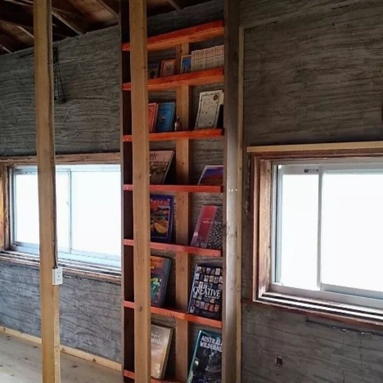 壁に設置した本棚はトコさんの父親作。毎月テーマを決めて本を並べている