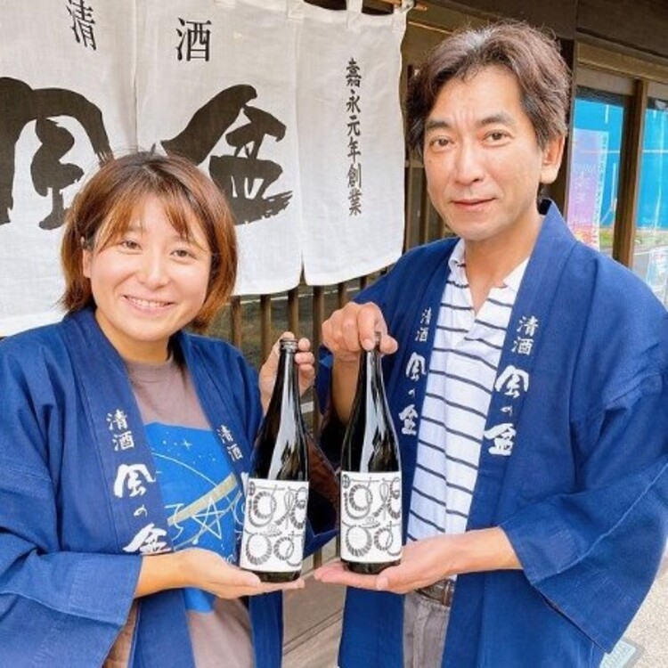 2023年10月に発売された「福むすび」の純米原酒。店頭で披露する麓さんと福鶴酒造のオーナー