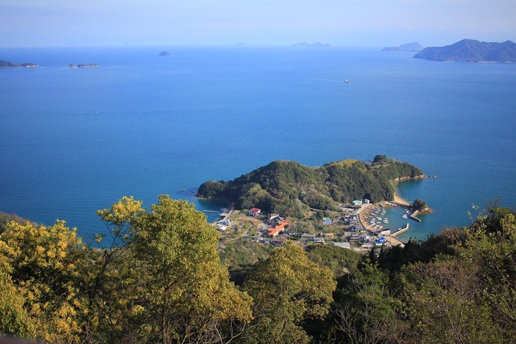 瀬戸内海国立公園に指定されている向島（むかいしま）の高見山。展望台からは瀬戸の島々を一望できる