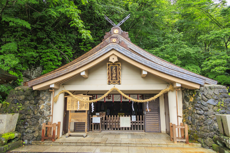 訪れる人を魅了してやまない、霊山・戸隠山の麓に創建された2000年余りの歴史を持つ戸隠神社