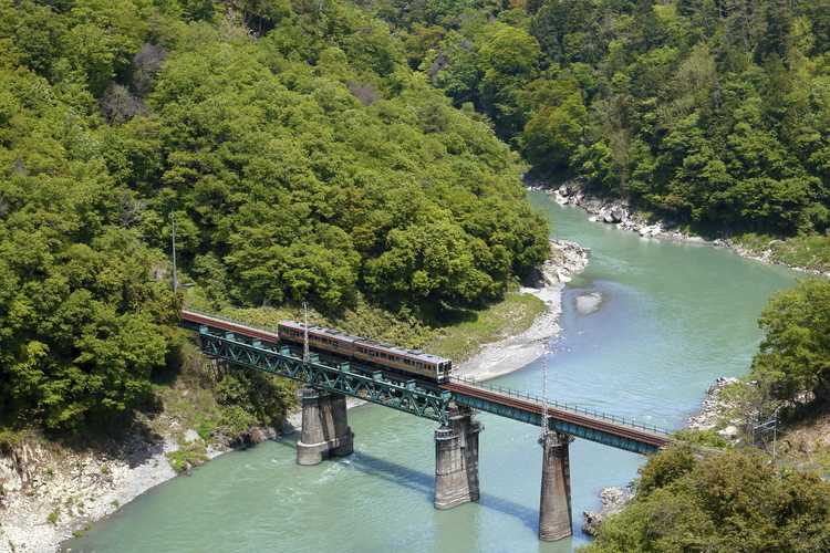 飯田市の天龍峡大橋から見下ろすJR飯田線
